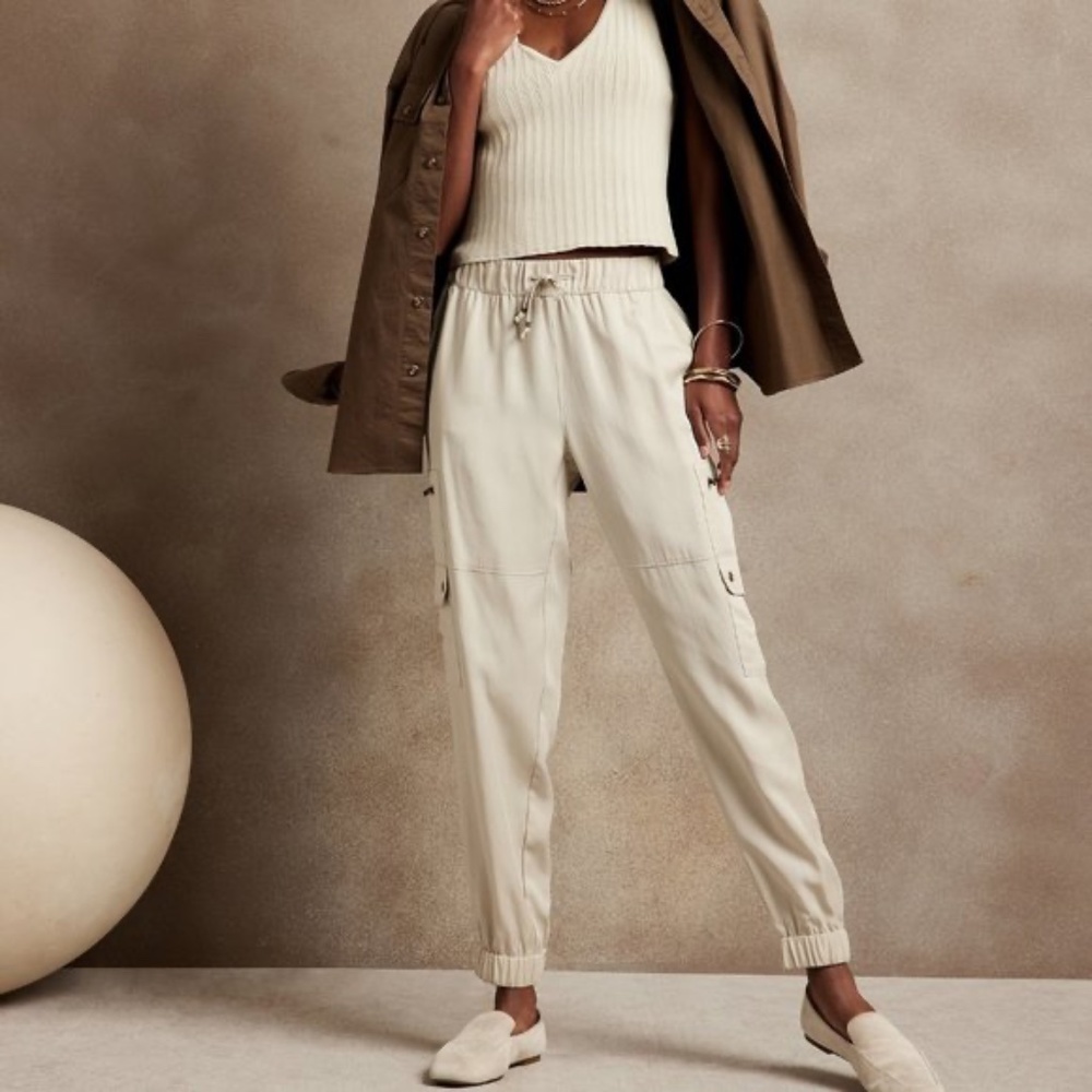 BANANA REPUBLIC Cargo Jogger in Maverick Tan (Cream Colour), Size Large